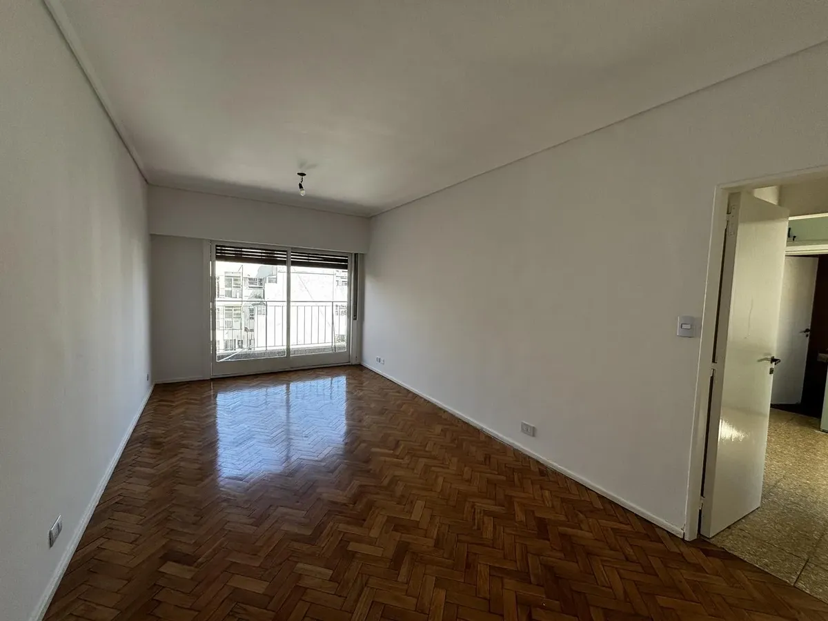 Apartamento de três ambientes com 2 quartos e vaga coberta em Colegiales