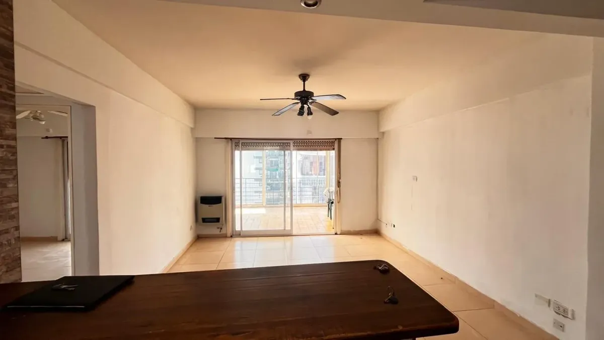 Apartamento de três ambientes com varanda-terraço de frente em Caballito