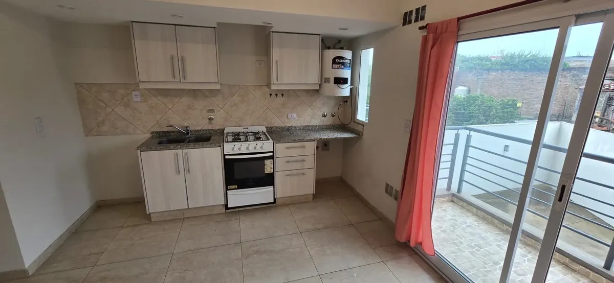 Monoambiente con balcón en alquiler en Tres de Febrero