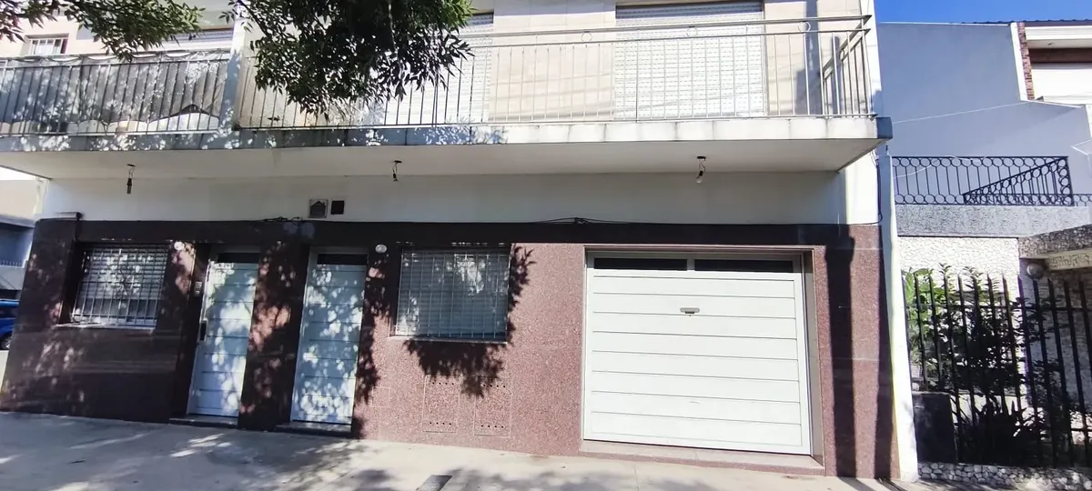 Дом в Mataderos с 2 спальнями в 3 уровнях без коммунальных платежей