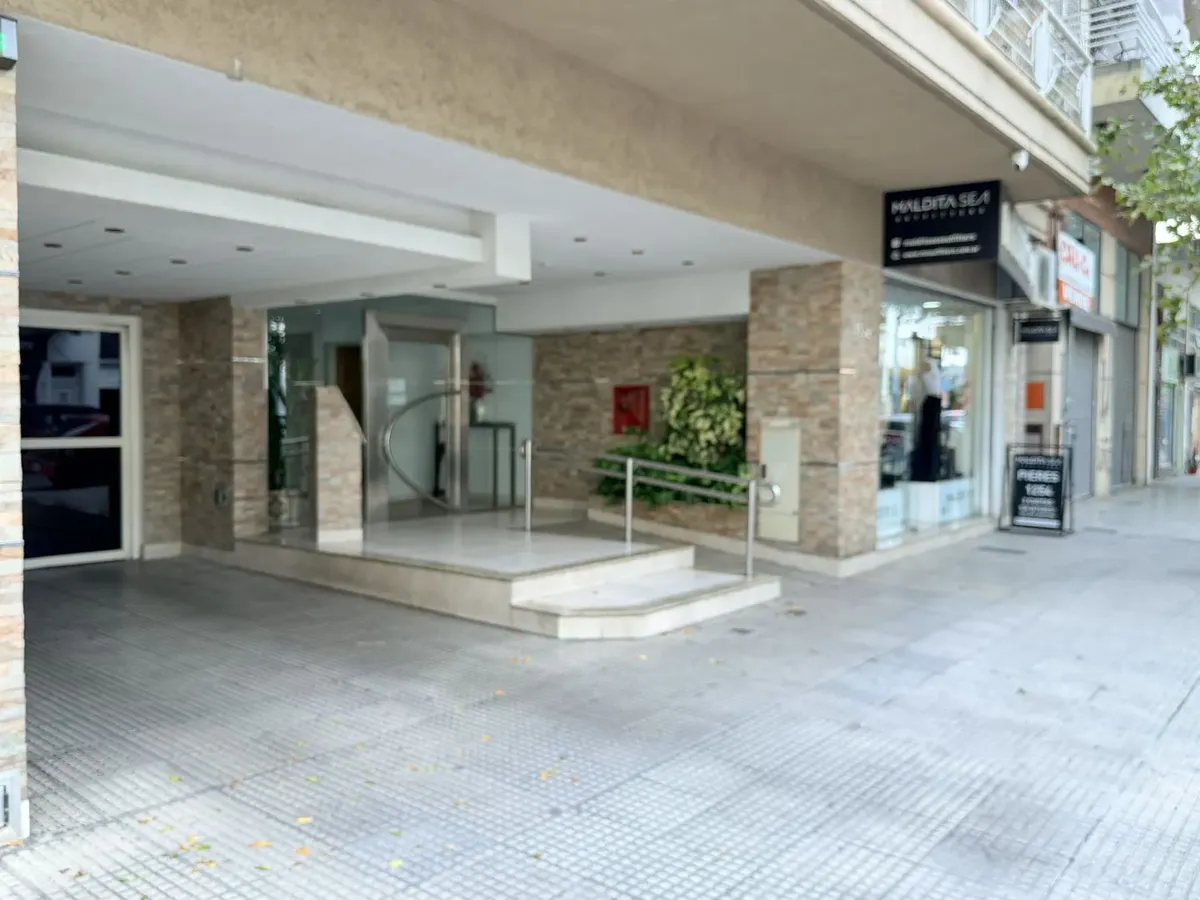 Apartamento de dois ambientes com 1 dormitório e vaga coberta em Mataderos