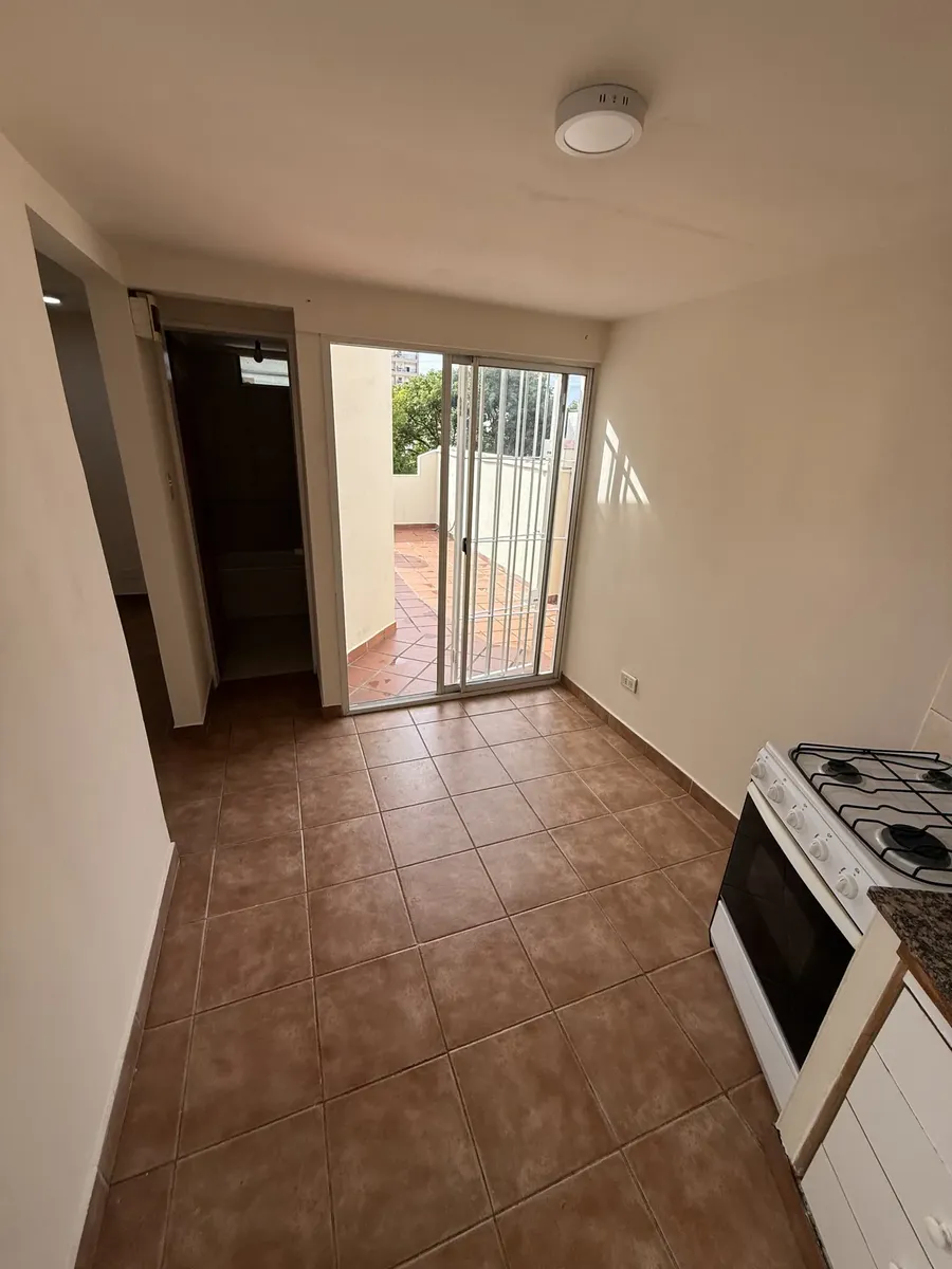 Monoambiente con patios en alquiler en Flores