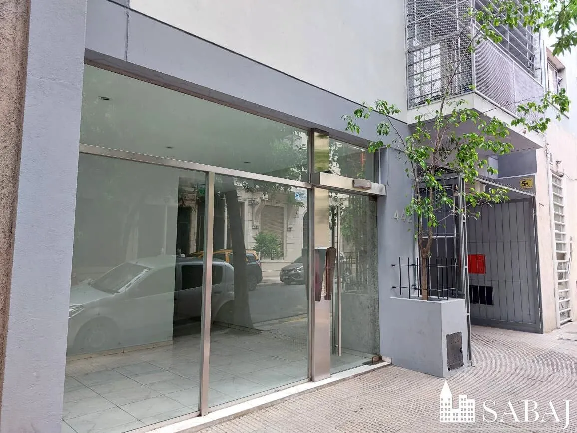 Departamento monoambiente con balcón en Balvanera