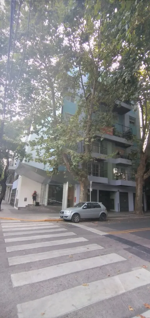 Apartamento de 2 ambientes de frente com varanda em esquina em Palermo