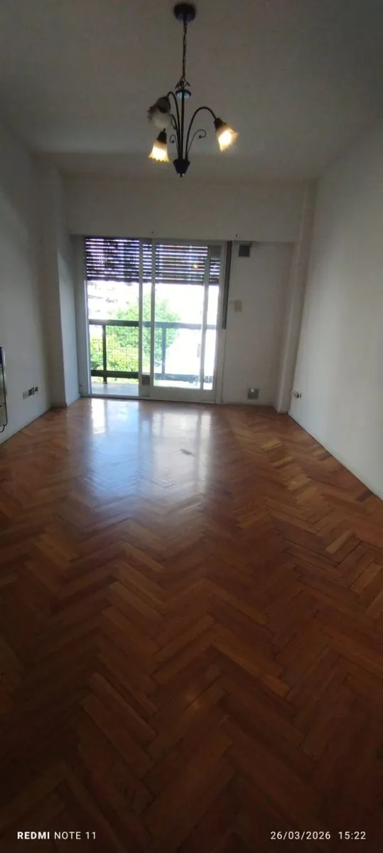Apartamento de dois ambientes com varanda em Flores