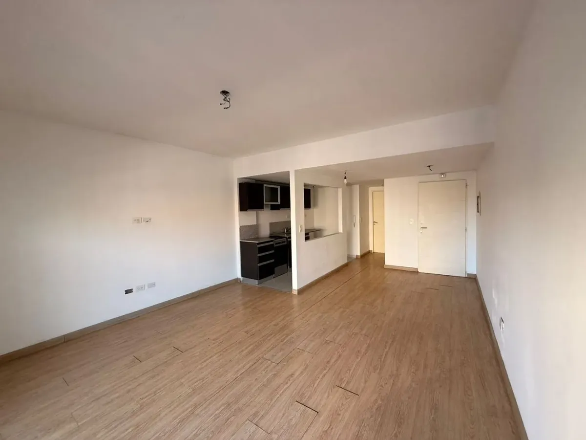 Двухкомнатная квартира на полуэтаже уличная с балконом в Avellaneda