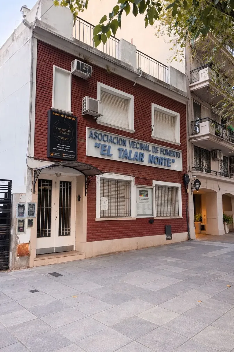 Apartment with commercial ground-floor plus two floors in Agronomía