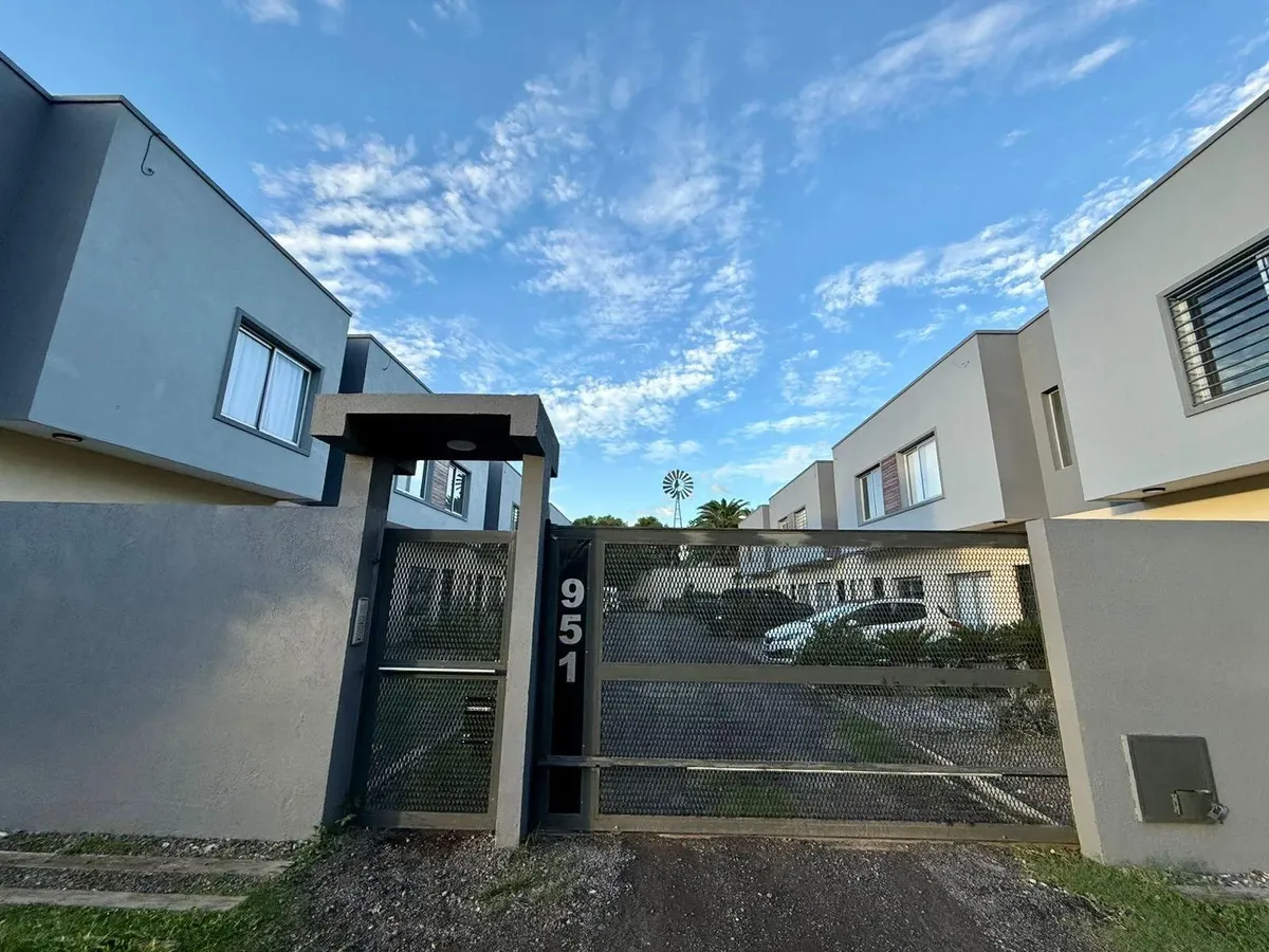 Dúplex de 3 ambientes com pátio e vaga em Ituzaingó