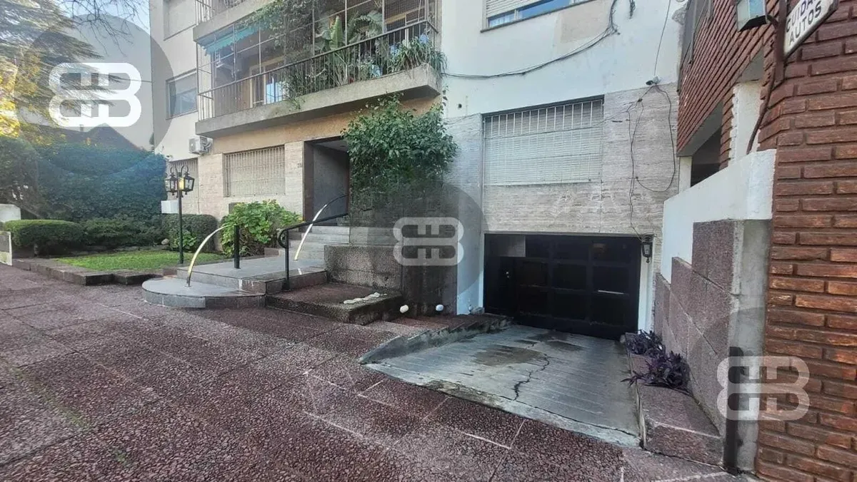 Apartamento de três dormitórios com varanda em Vicente López