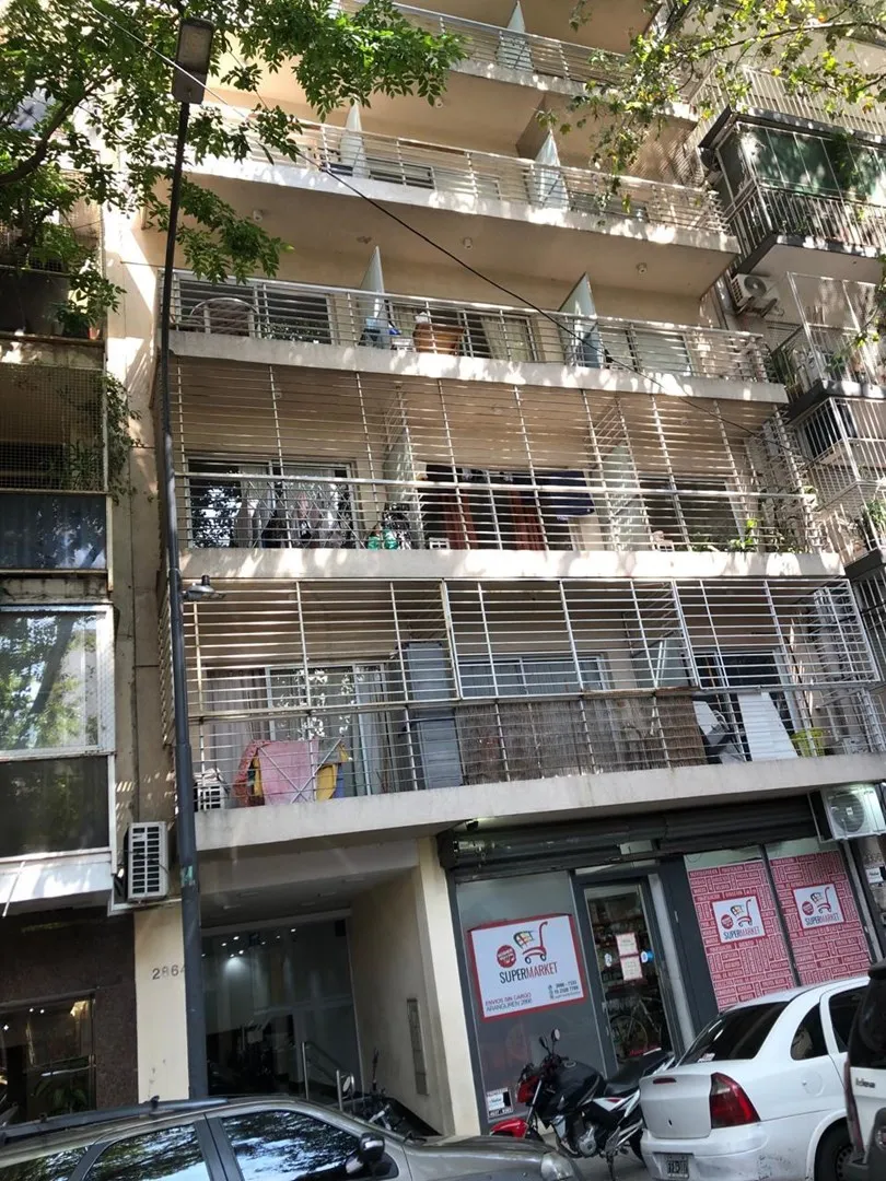 Apartamento de dois ambientes de frente em Flores