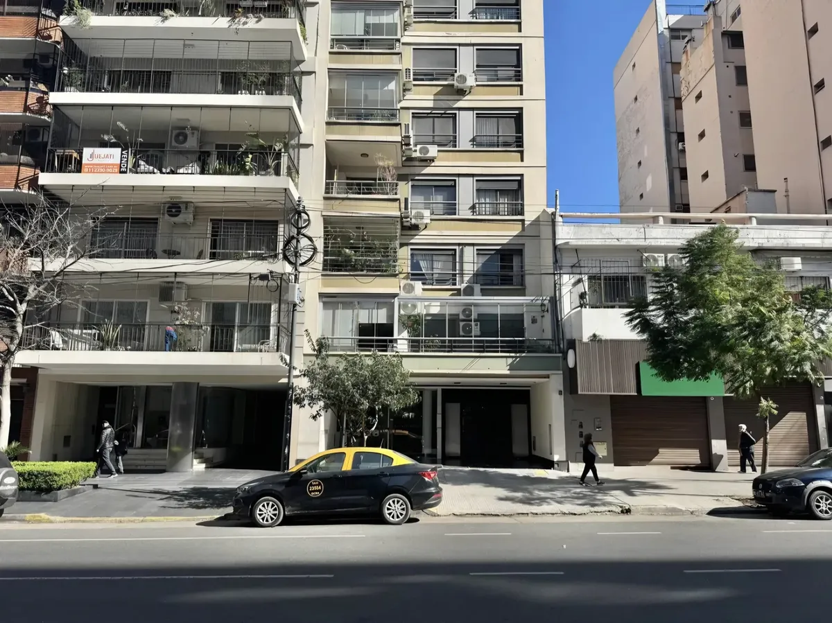 Three-room half-floor apartment with parking in Belgrano