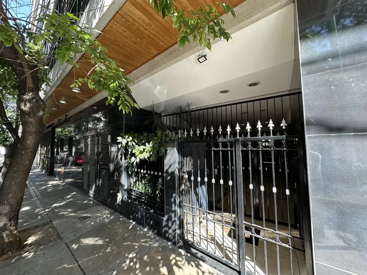 Apartamento de 1 e meio ambiente com varanda-terrace no Balvanera