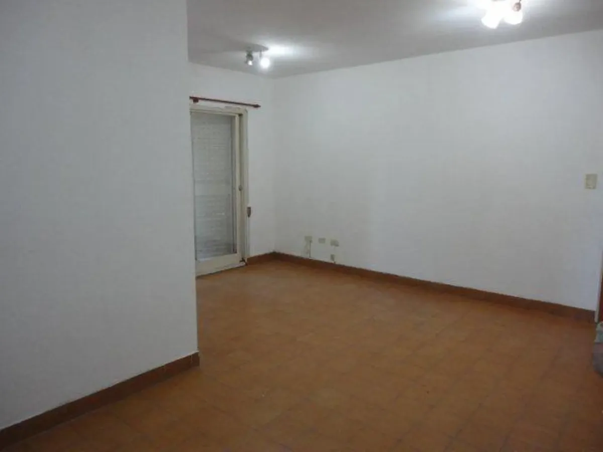 Alquiler De Departamento 3 Ambientes En Planta Baja - Balcón Cerrado-barrio Coca Cola
