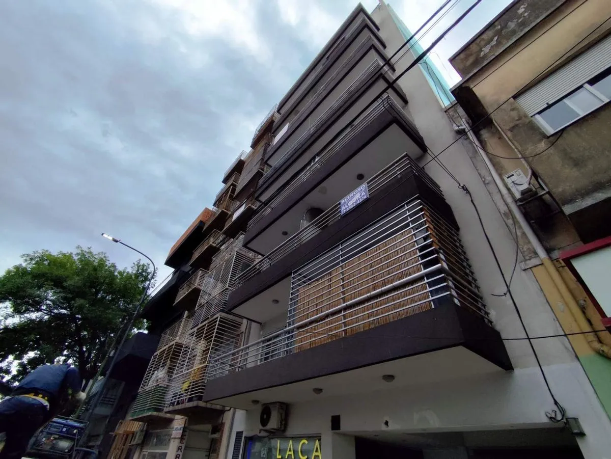 Apartamento de dois ambientes com varanda em Liniers