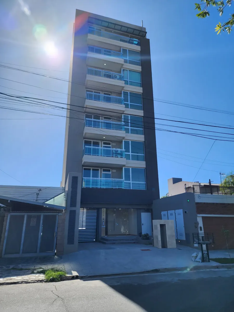 Departamento de 2 ambientes semipiso con balcón en Lanús Centro