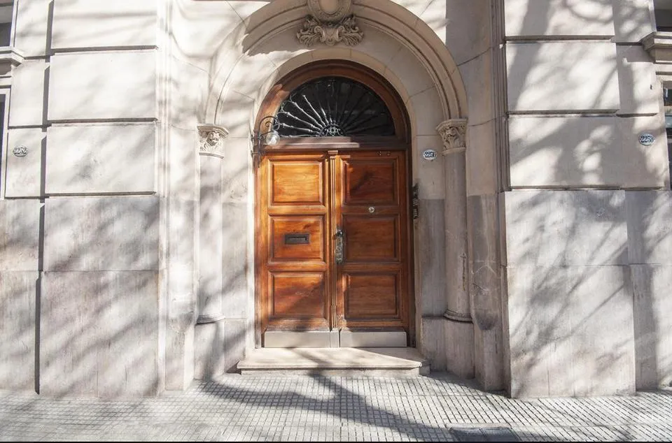 Apartamento de dois ambientes com varanda em Balvanera