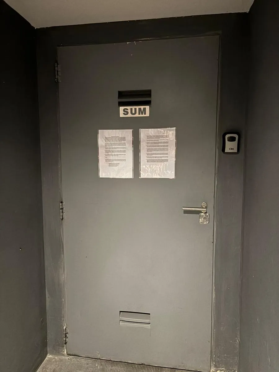 Квартира-студия с окнами во двор в Flores