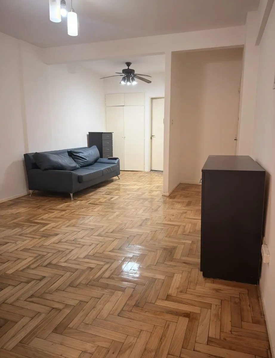 Квартира-студия с балконом и окнами на улицу в Balvanera