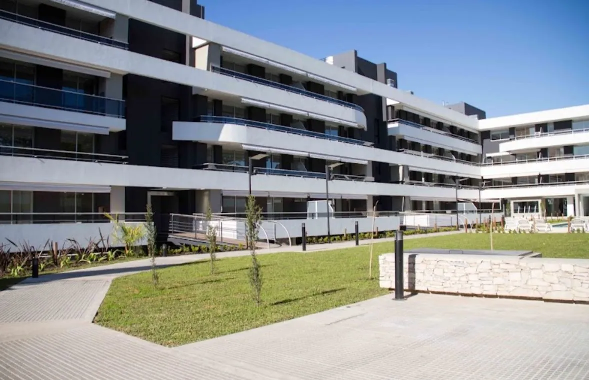 Departamento de 4 ambientes con cochera cubierta en Morón