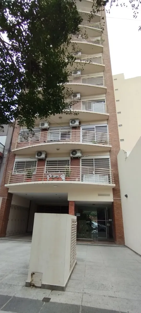 Apartamento de três ambientes com varanda em Monte Castro