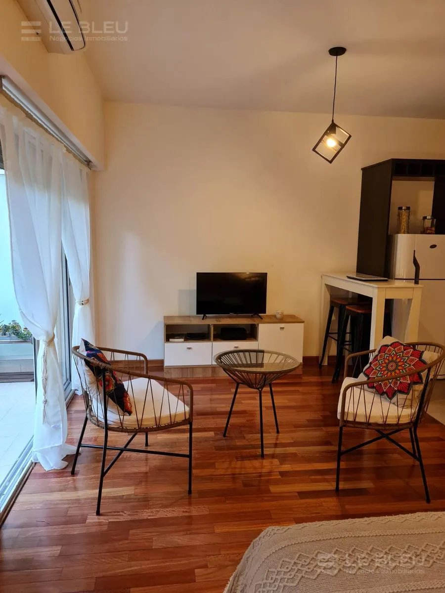 Monoambiente amoblado con balcón al frente en Villa Urquiza