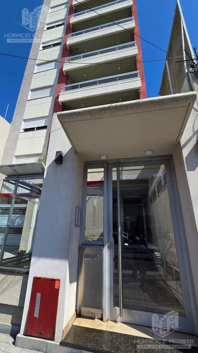Apartamento de dois ambientes com varanda no centro de General San Martín