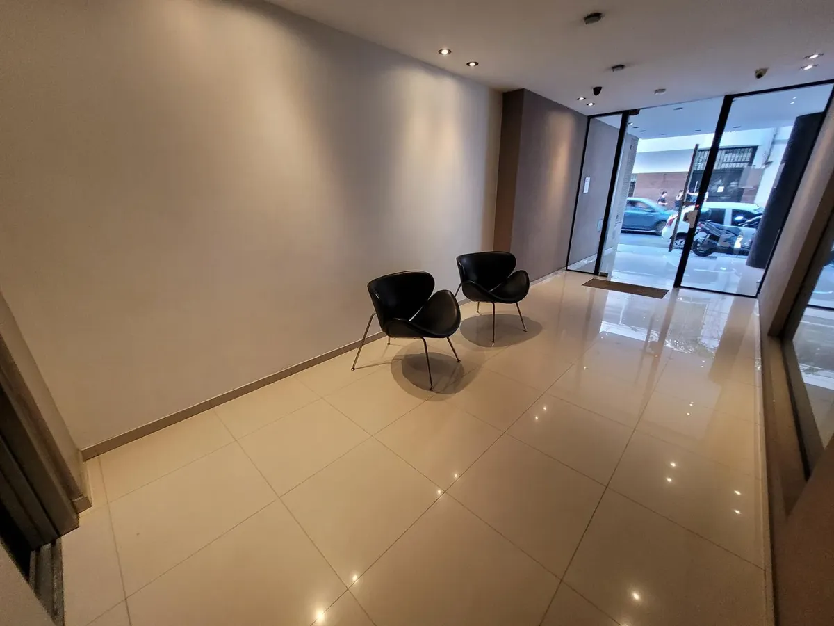 Apartamento de dois ambientes com vaga fixa em Flores