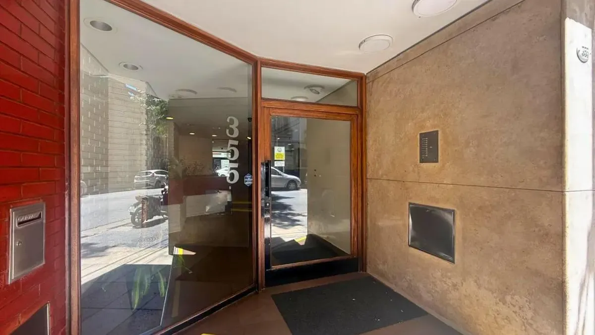 Dúplex amoblado de 3 dormitorios con 2 balcones en Balvanera