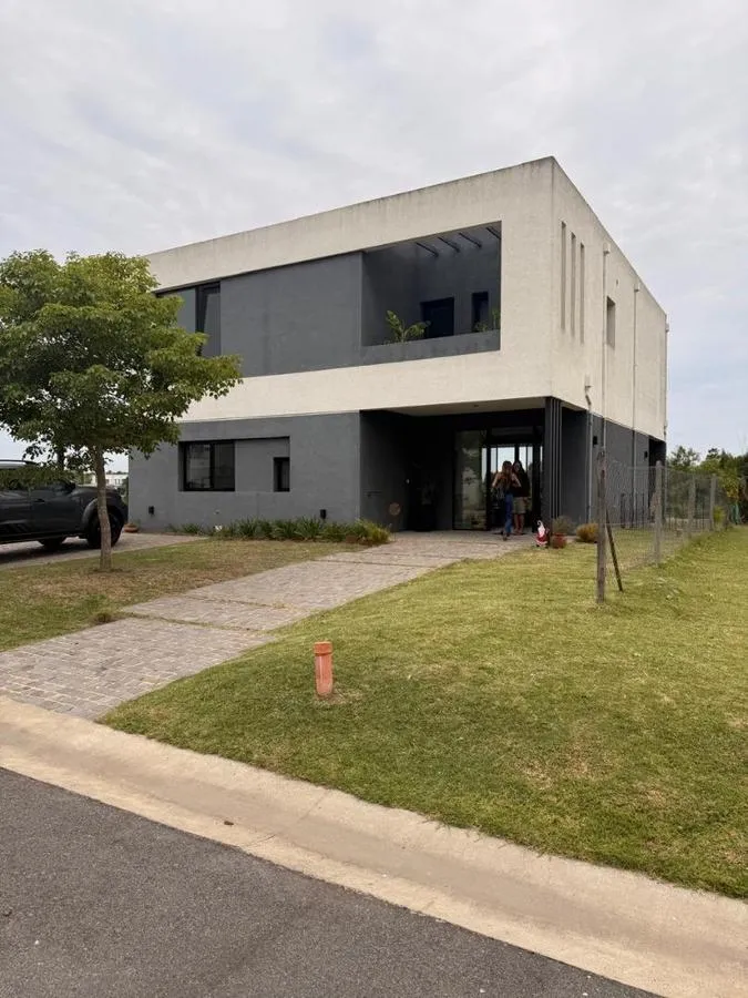 Casa em dois andares recém-construída no Tigre, no Canal Villanueva