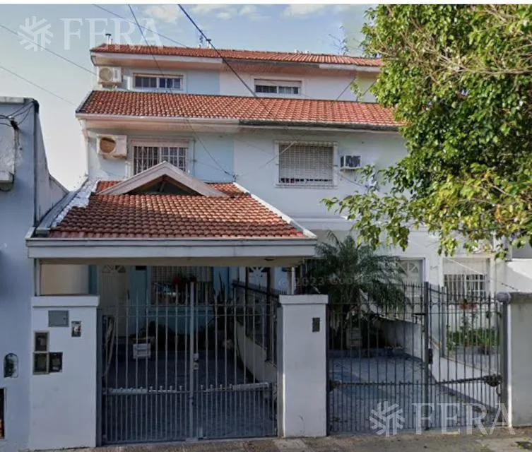 Triplex de quatro ambientes com pátio em Gerli, Avellaneda