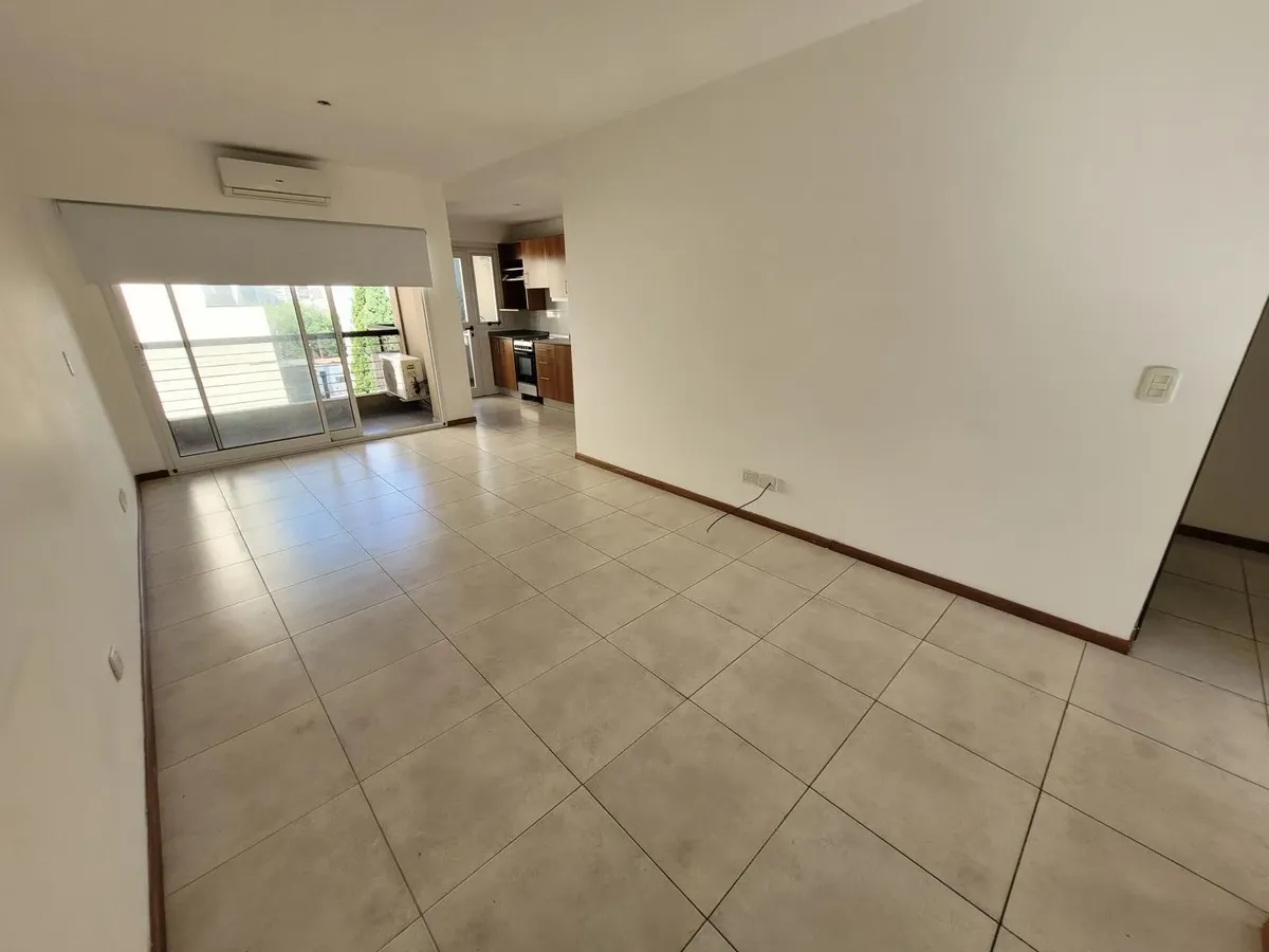 Departamento de 2 ambientes con cochera en Flores