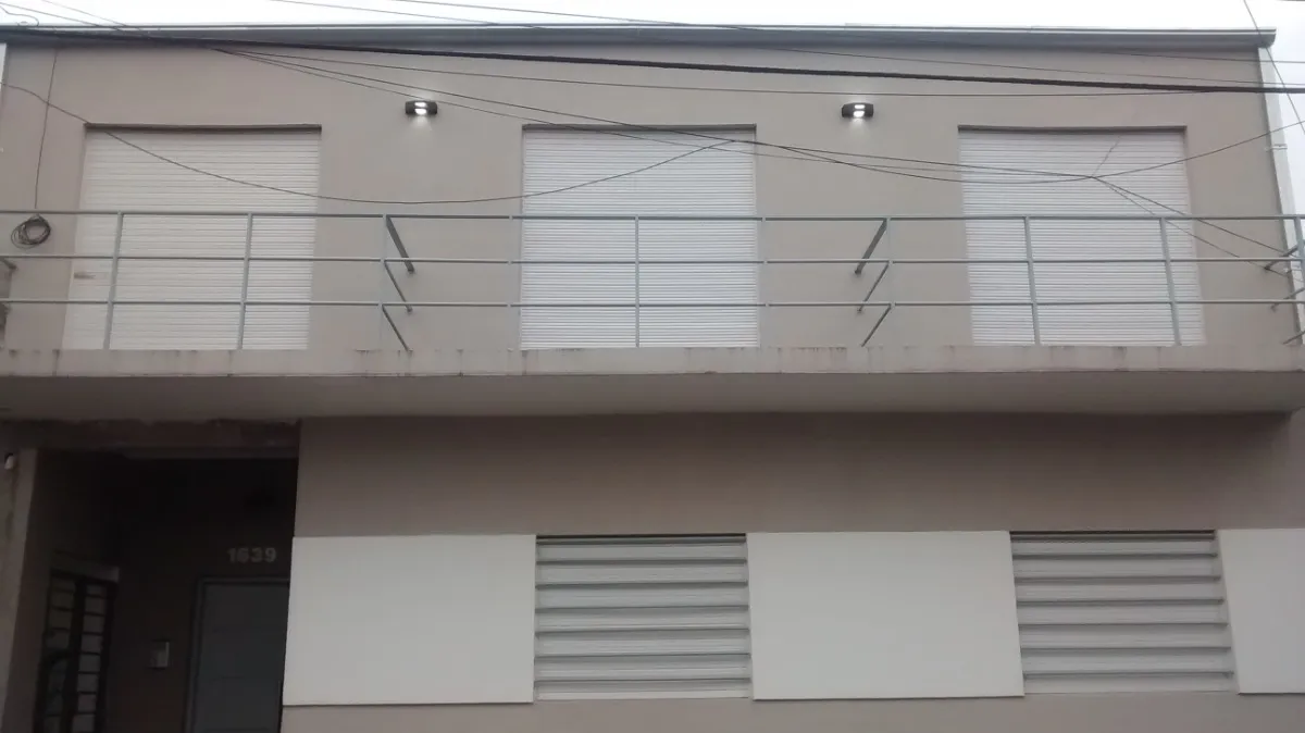 Apartamento de dois ambientes com pátio individual em Hurlingham