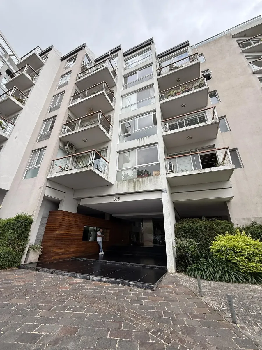 Apartamento de dois ambientes com vaga e varanda em Olivos