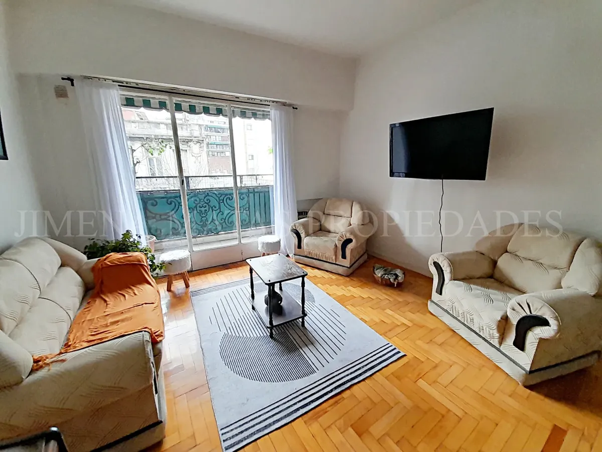 Apartamento mobiliado de três ambientes em Balvanera com dependência e varanda