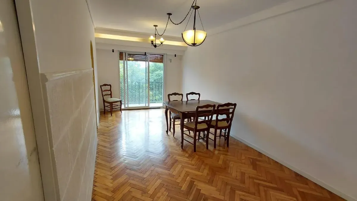 Трёхкомнатная квартира с балконом в Vicente López