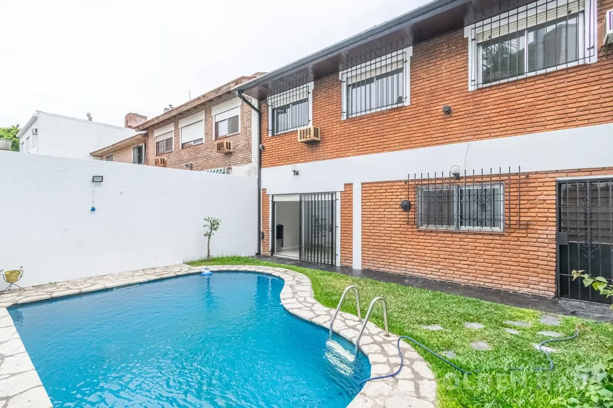 Four-bedroom house with pool and garden in Martínez