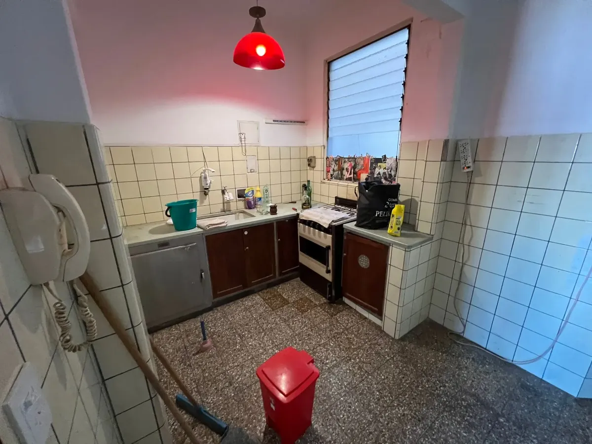 Apartamento de três ambientes com dependência em Monserrat