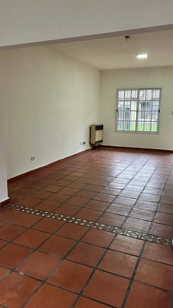 Alquiler De Departamento Tipo Casa De Tres Ambientes Con Cochera En San Miguel