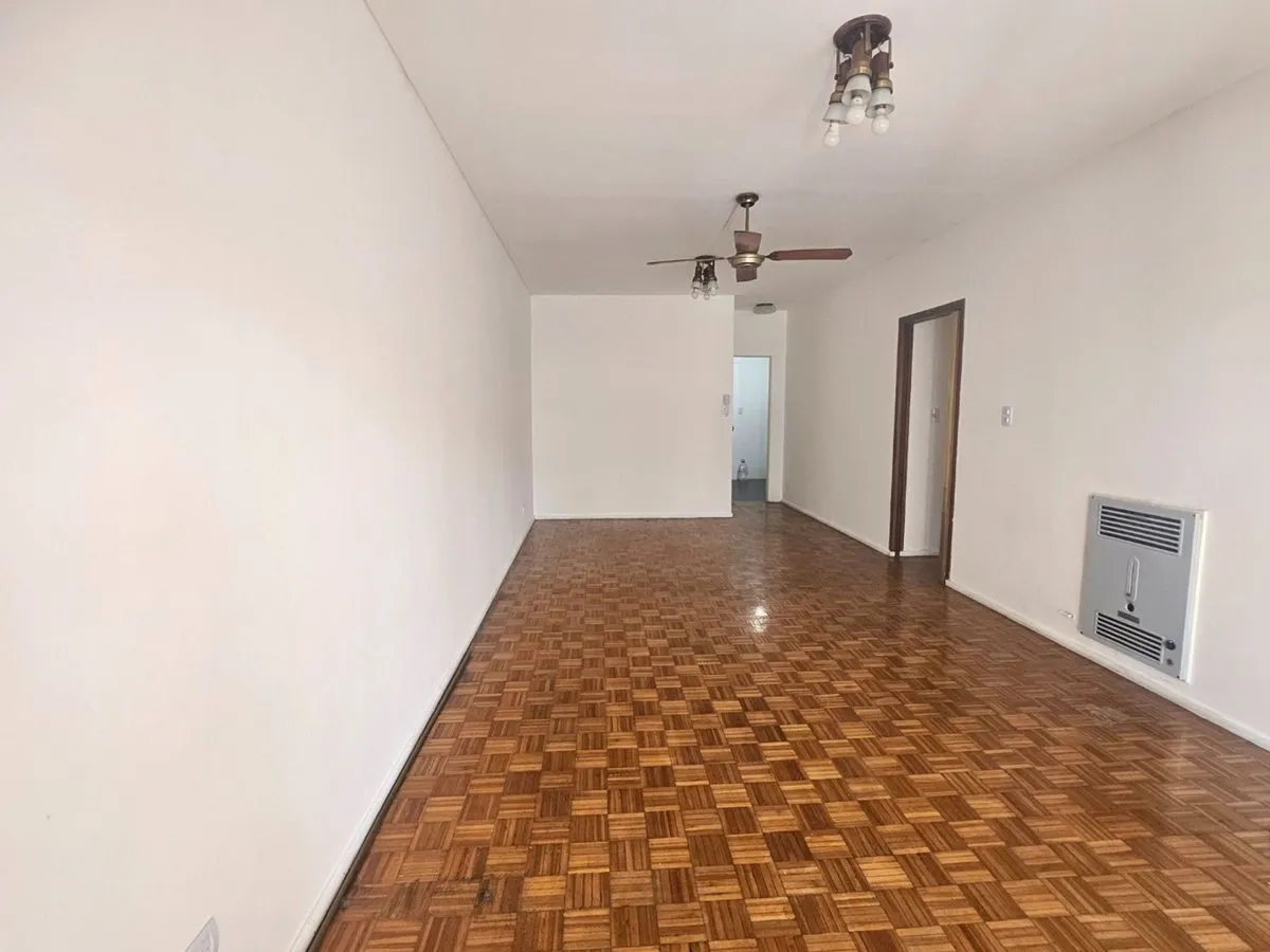 Departamento de 3 ambientes con balcón al frente en Balvanera