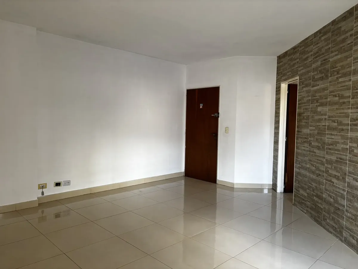 Apartamento de dois quartos com varanda em Mataderos