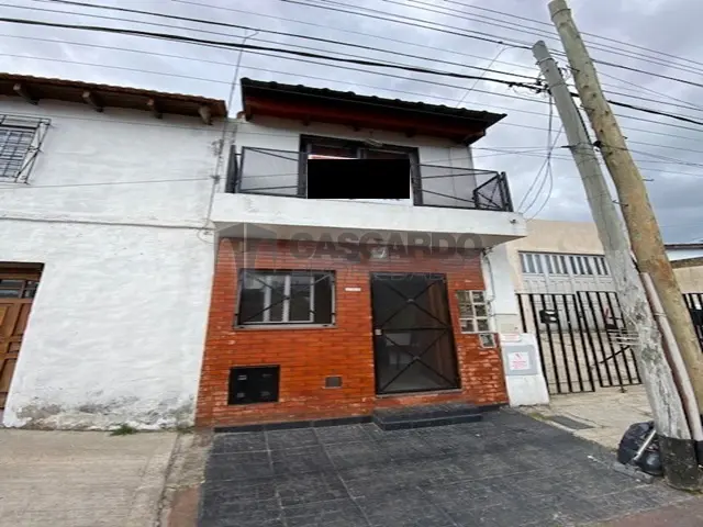 Apartamento em duplex de 2 ambientes na frente em Lanús (Gerli)