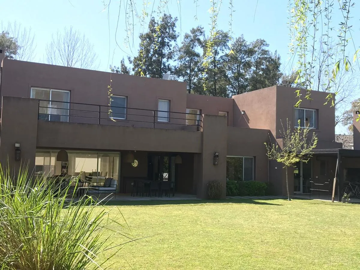 Four-bedroom house-style apartment in El Encuentro, Tigre