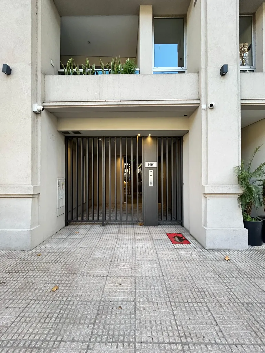 Two-room apartment with covered assigned parking in Barracas