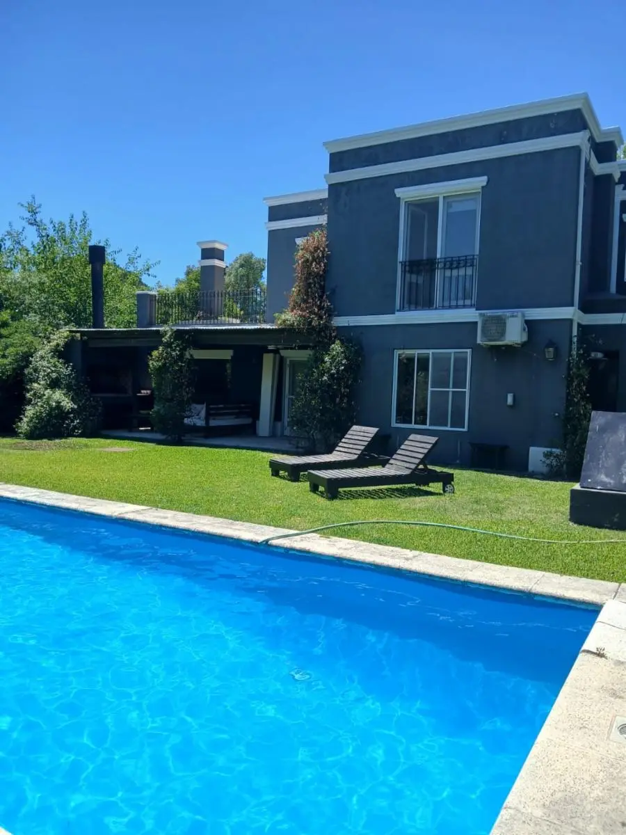 Casa de 4 dormitórios em condomínio em Buen Retiro