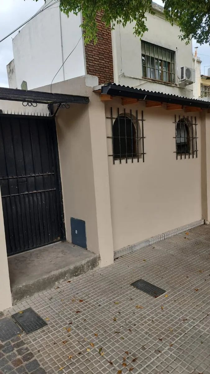 Front-facing 2-room PH for rent in Olivos