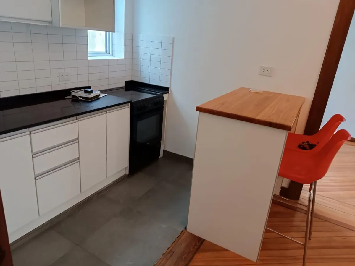 Apartamento de três ambientes com 2 dormitórios em Monserrat