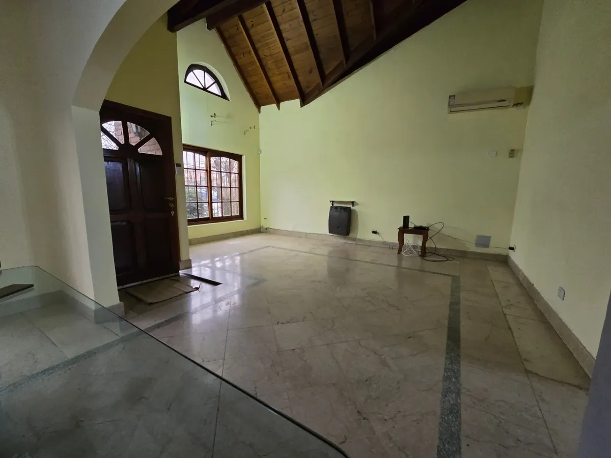 Three-bedroom house for rent in San Miguel with parking