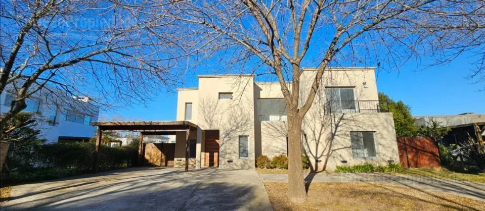 Four-bedroom house in Santa Catalina, Tigre