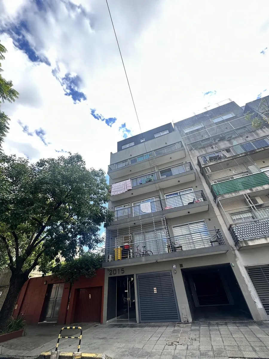 Monoambiente con balcón al frente en Villa General Mitre