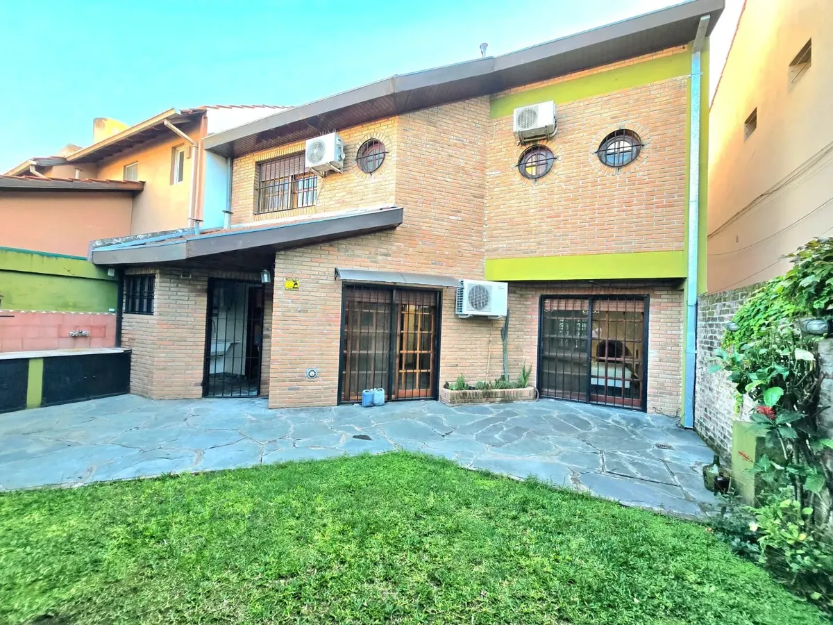 Four-bedroom house with front garden in Martínez